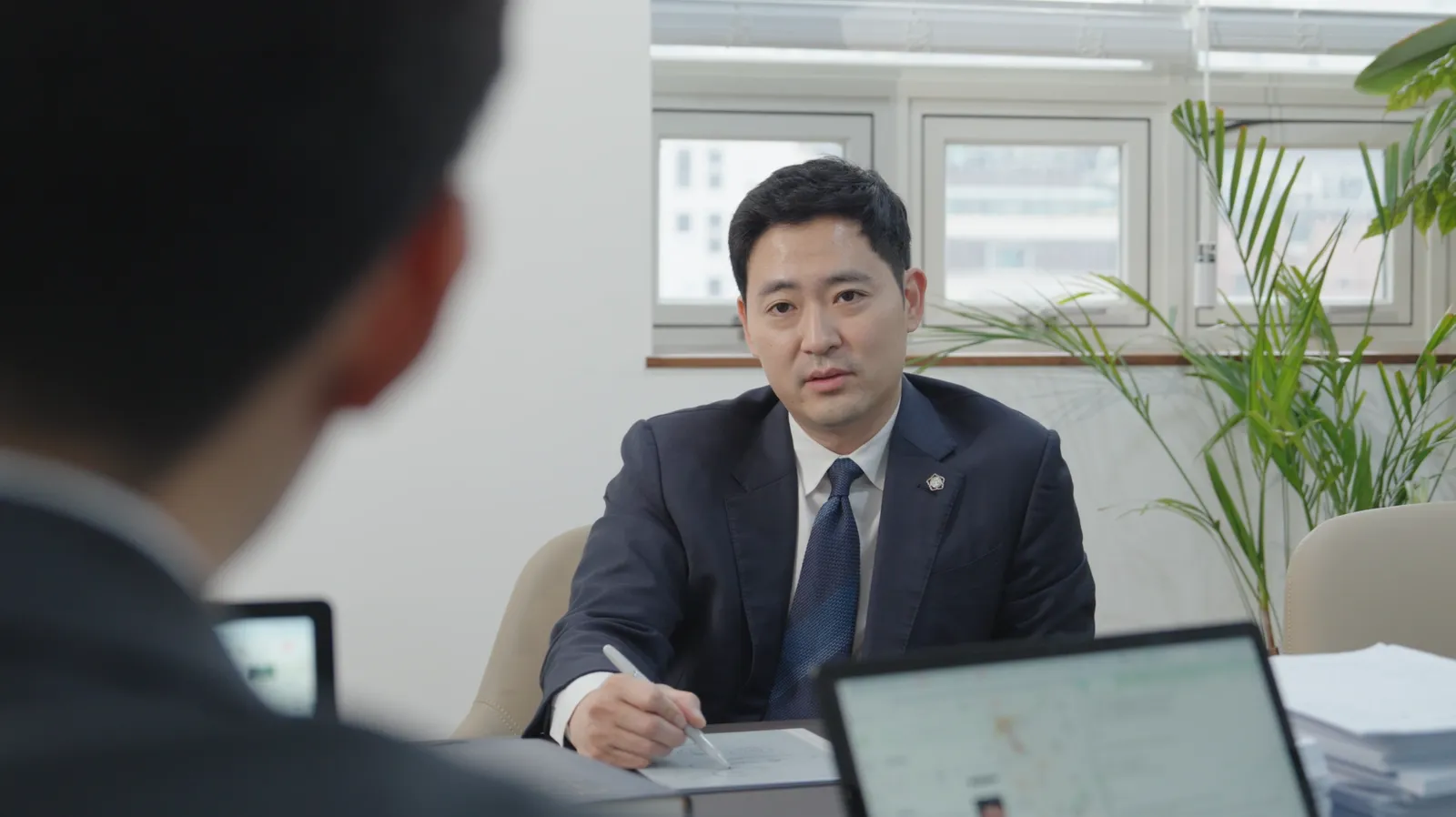 운전자바꿔치기 보험사기 연루: 범인도피죄·보험사기방지법 위반 구속 수사 방어 및 3단계 대응 전략은?