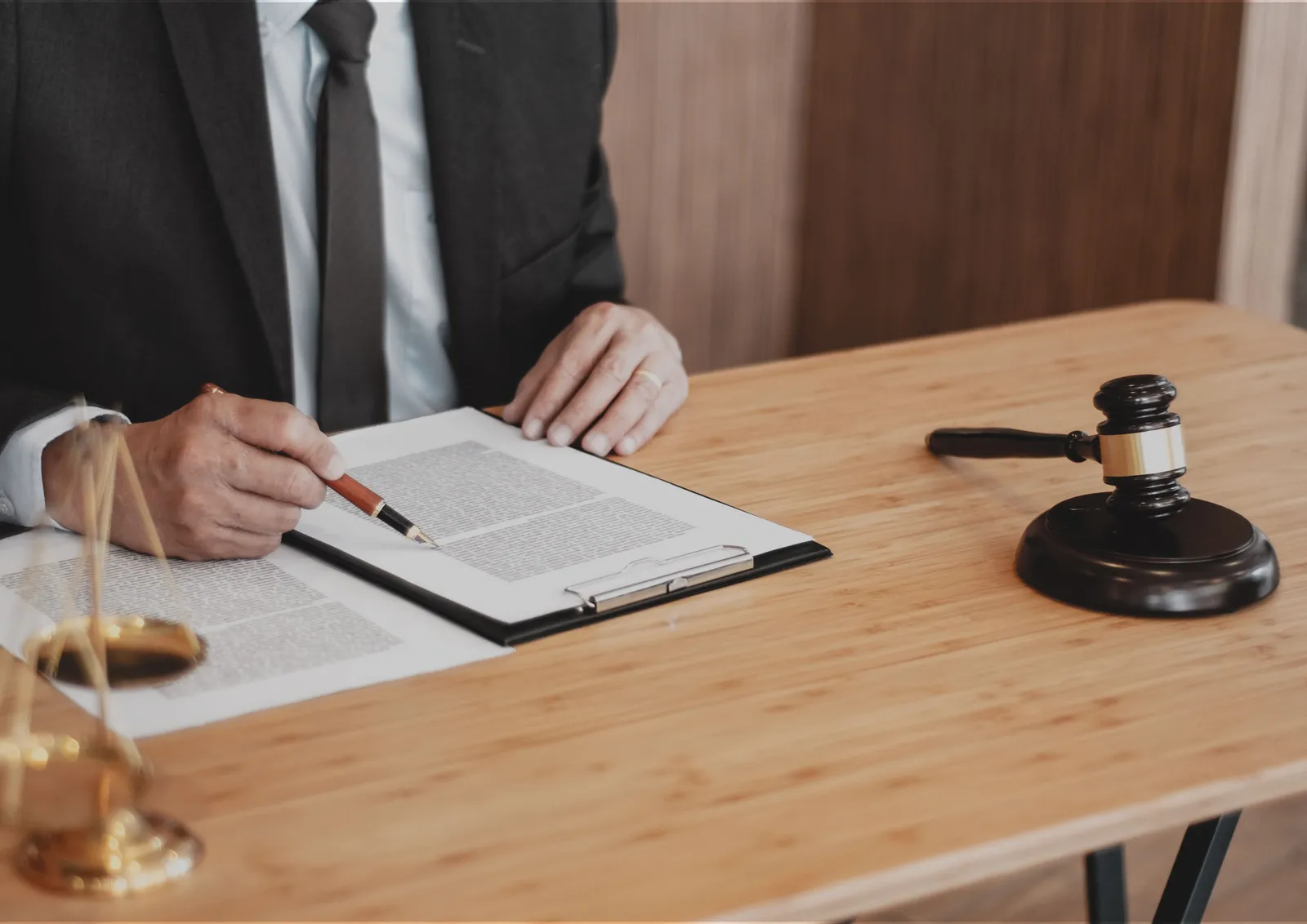공무원 성범죄 연루 시 수사개시통보·징계해임 방어 및 형사처벌 대응 가이드